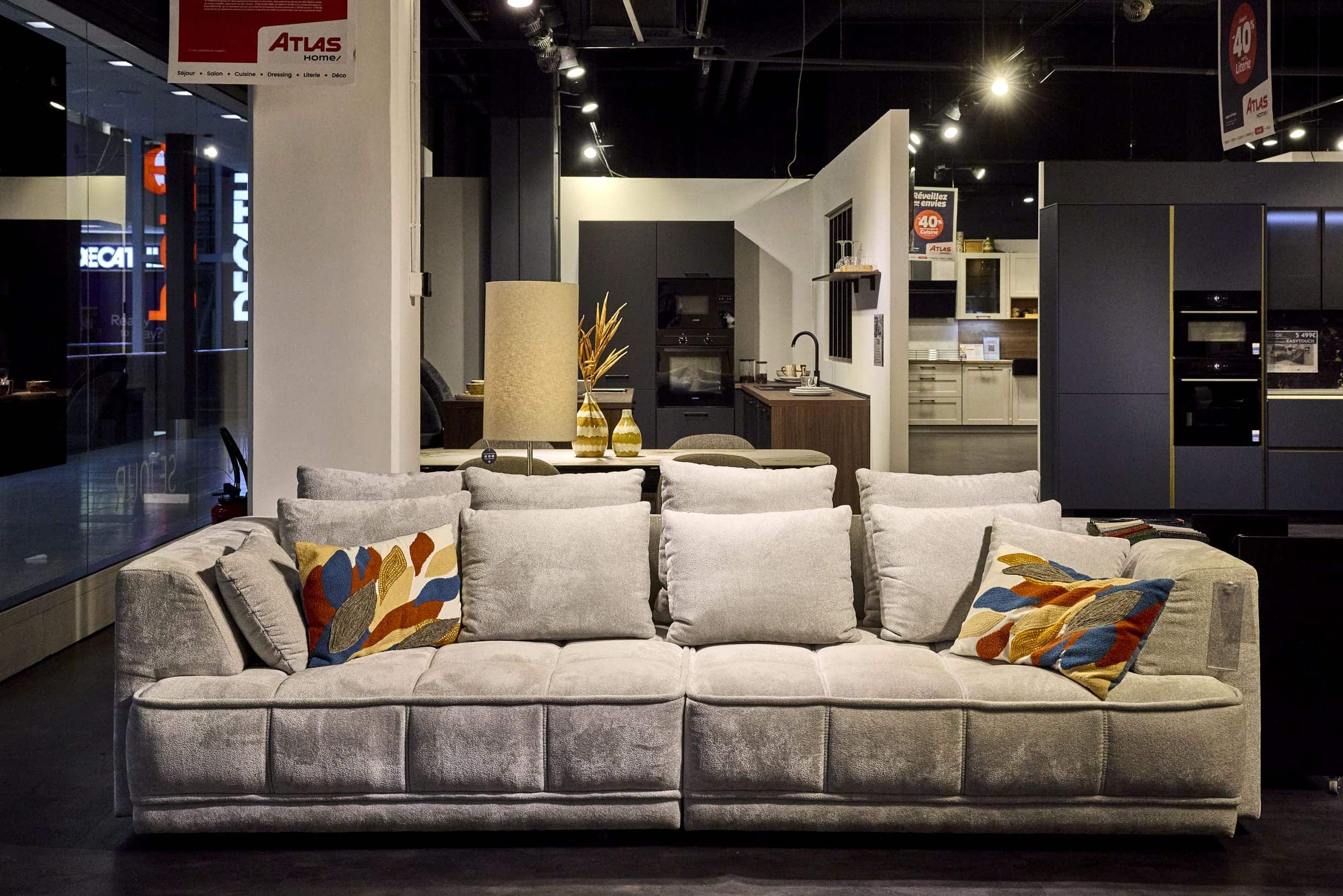 Interieur magasin salon Atlas Home centre commercial Domus Paris