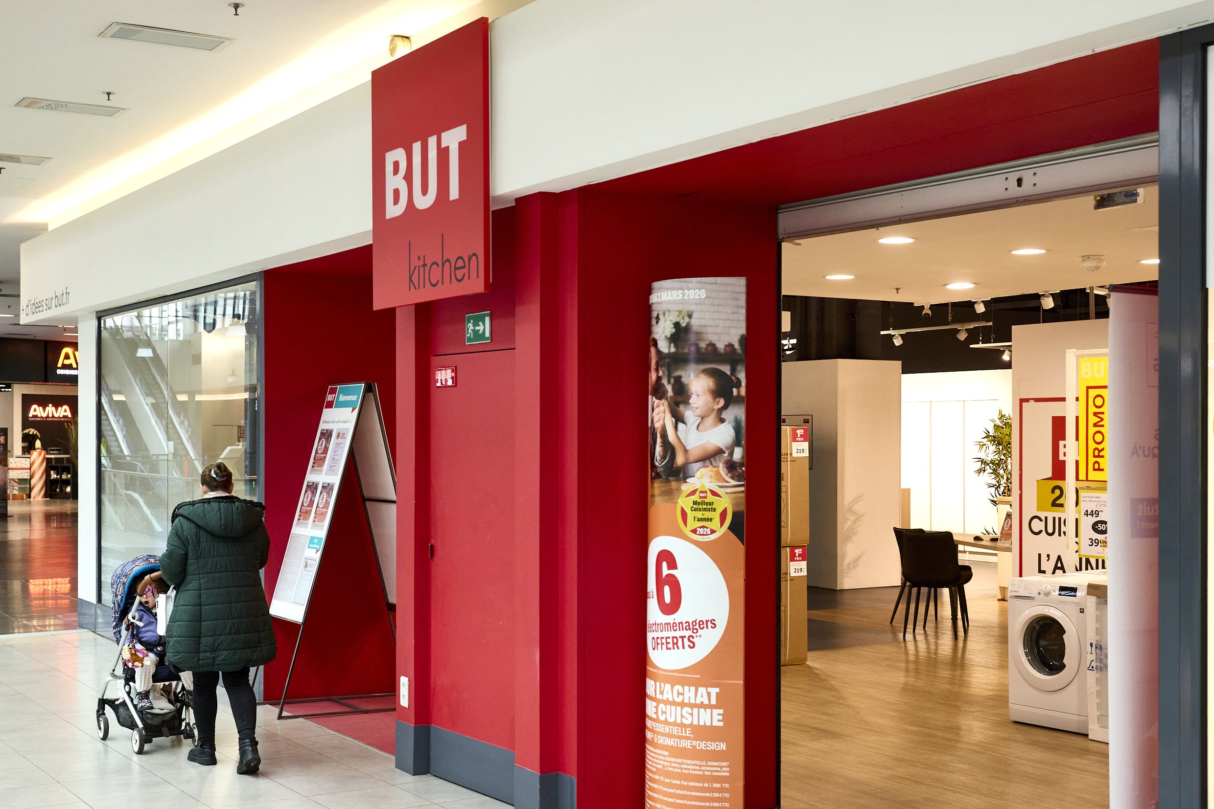 Entrée magasin But Kitchen centre commercial Domus Paris