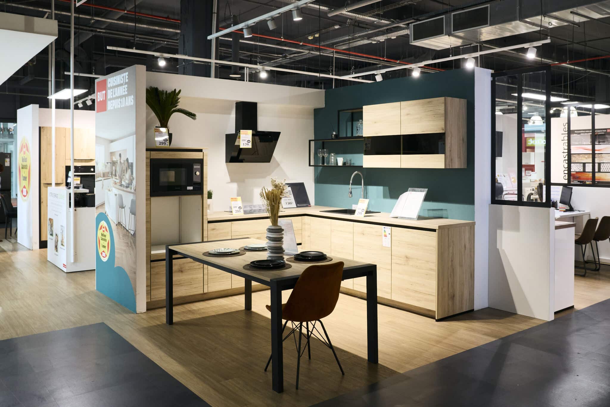 Cuisine équipée exposée dans le showroom BUT du centre Domus à Rosny-sous-Bois