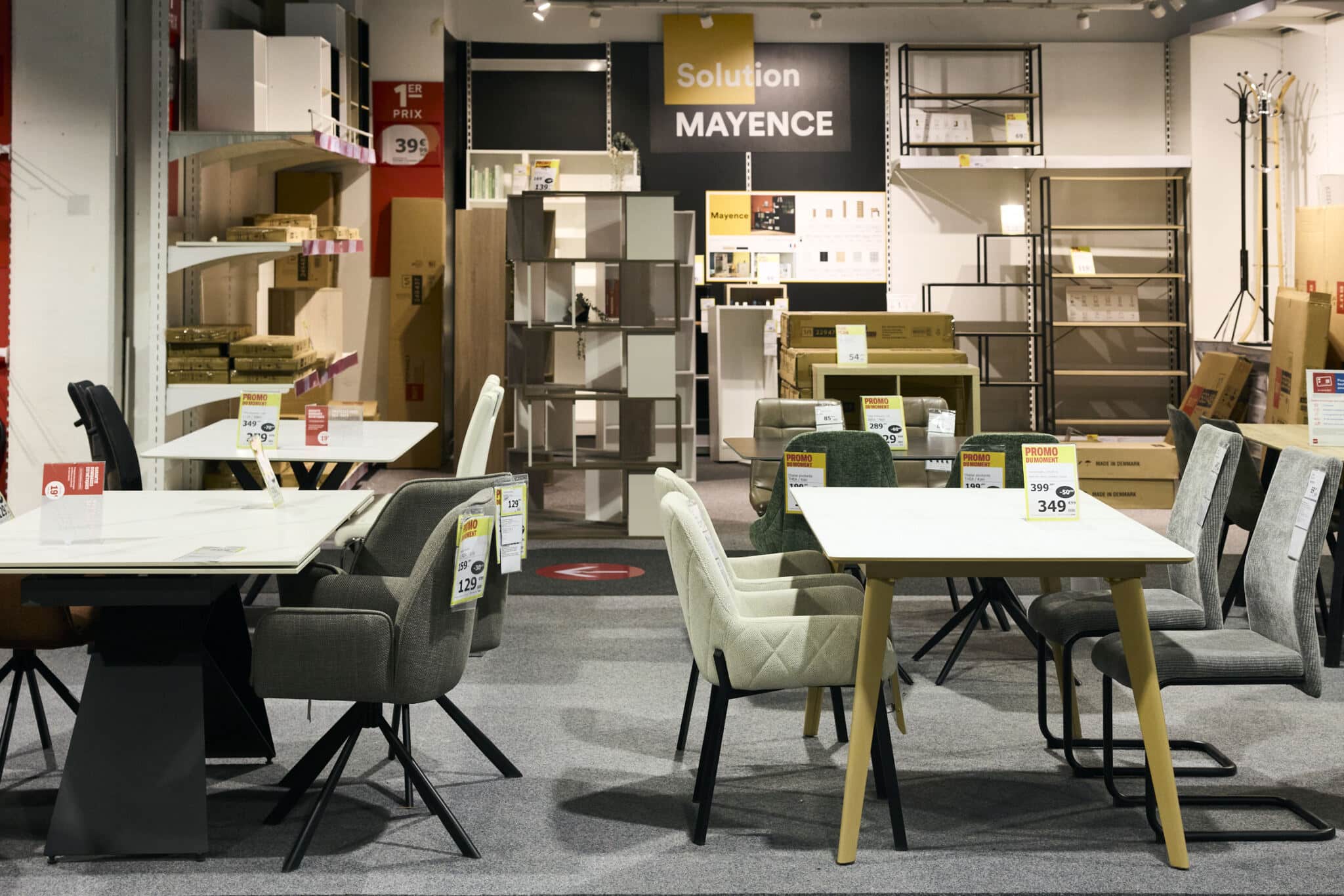 Tables et chaises de salle à manger exposées chez BUT, au centre commercial Domus à Rosny-sous-Bois