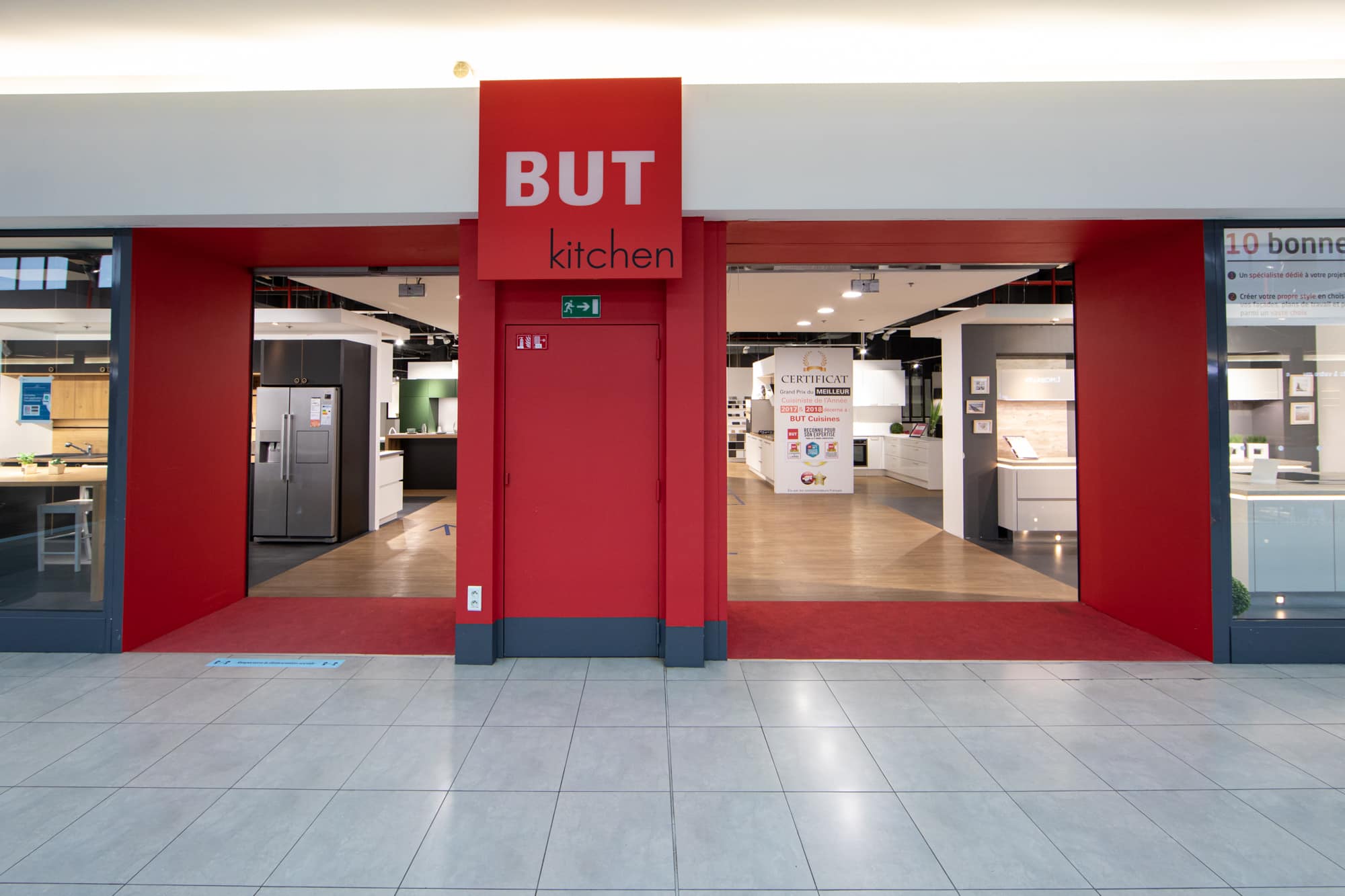 Entrée magasin But Kitchen centre commercial Domus Paris