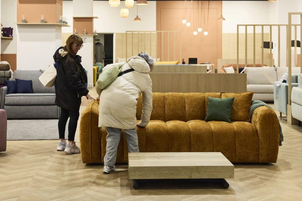 Intérieur du magasin convertible center centre commercial Domus Paris