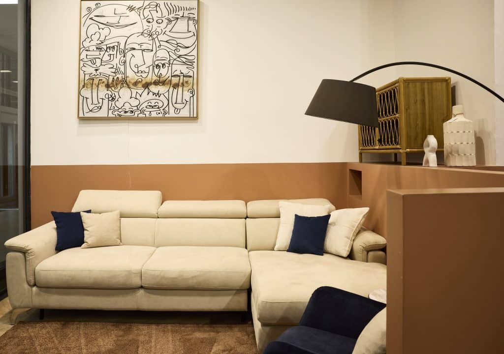 Intérieur du magasin convertible center centre commercial Domus Paris