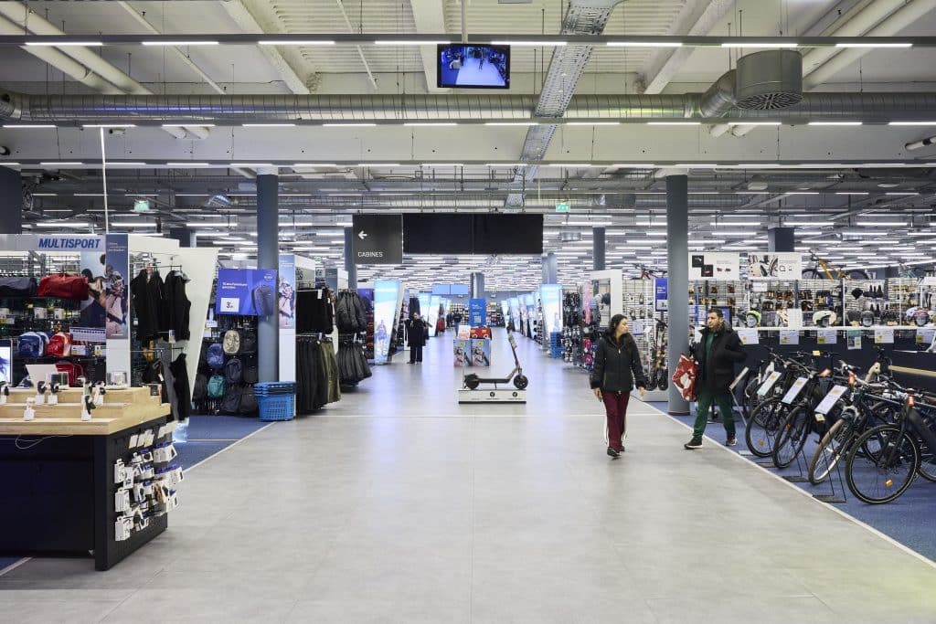 intérieur du magasin Decathlon centre commercial Domus Paris