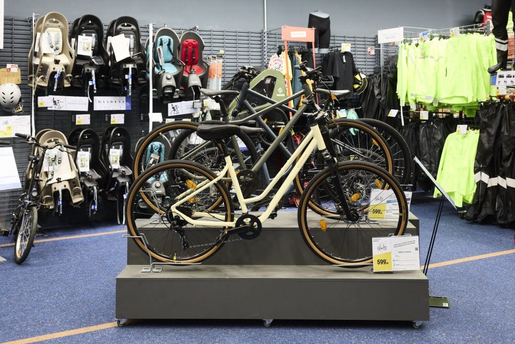 Rayon vélo du magasin Decathlon centre commercial Domus Paris