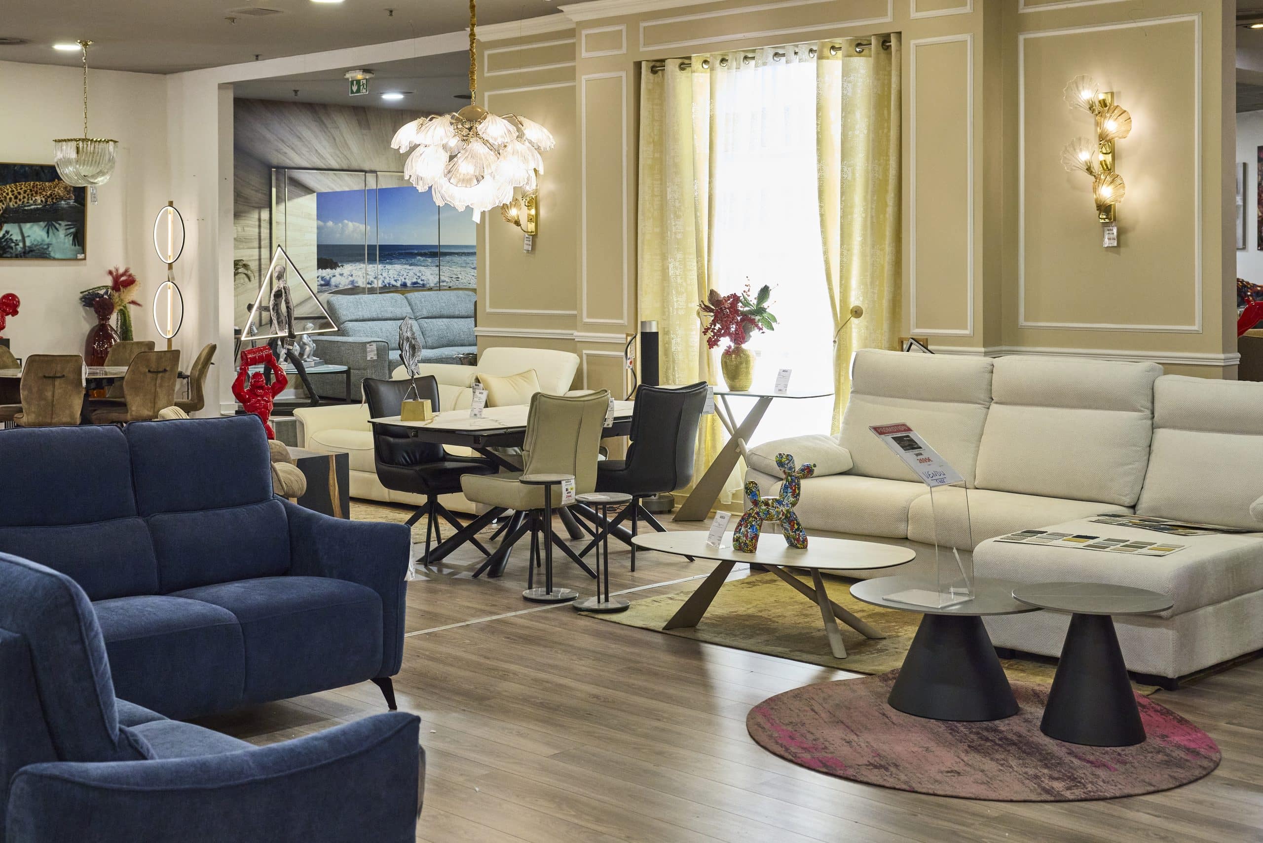 Meubles et objets de décoration exposés dans un magasin de déco du centre Domus