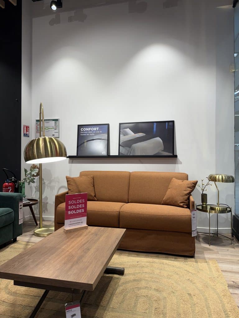 Intérieur magasin la maison du convertible centre commercial Domus Paris