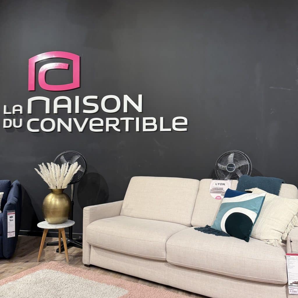 Intérieur magasin la maison du convertible centre commercial Domus Paris