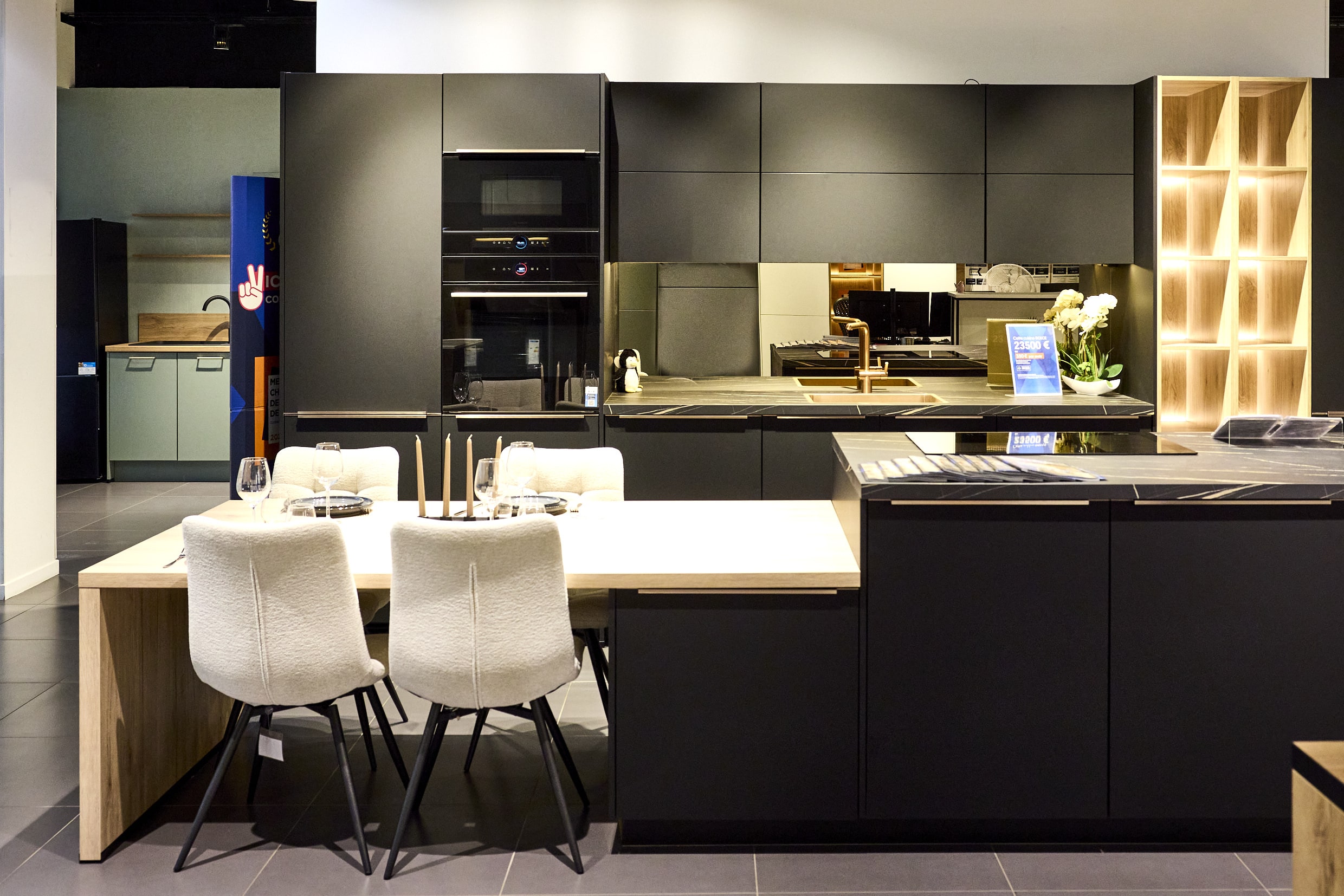Idées déco cuisine : îlot central et façades mates dans le showroom Ixina de Domus à Rosny