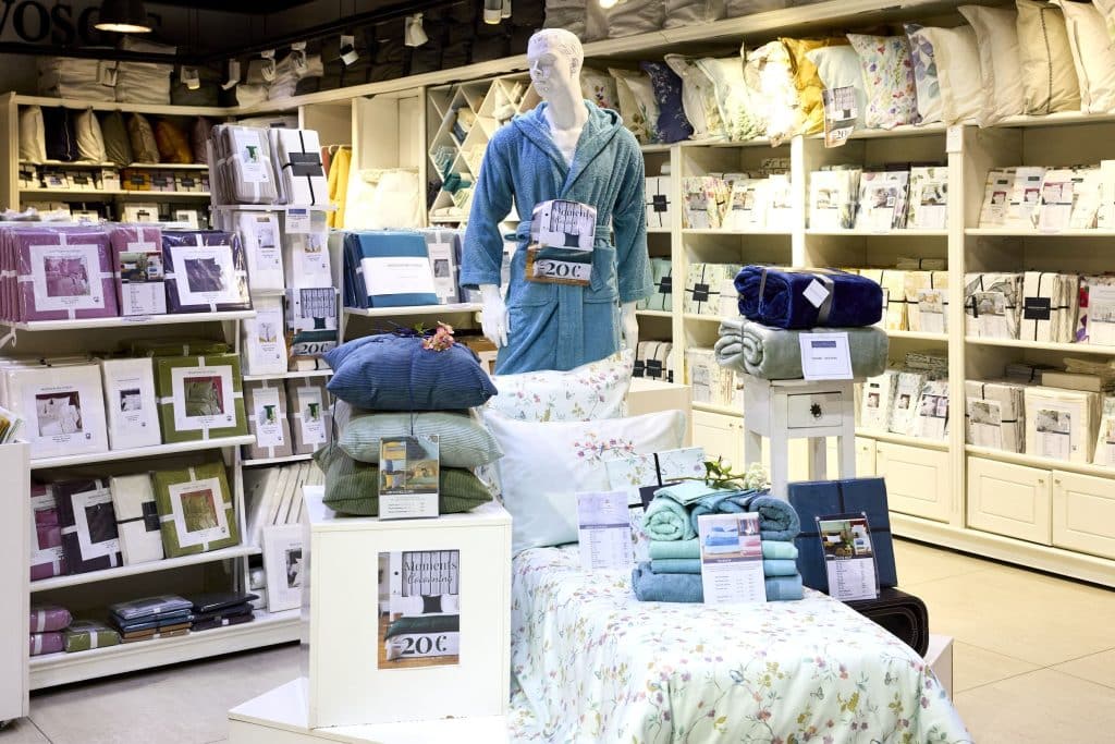 intérieur du magasin lin vosges centre commercial Domus Paris