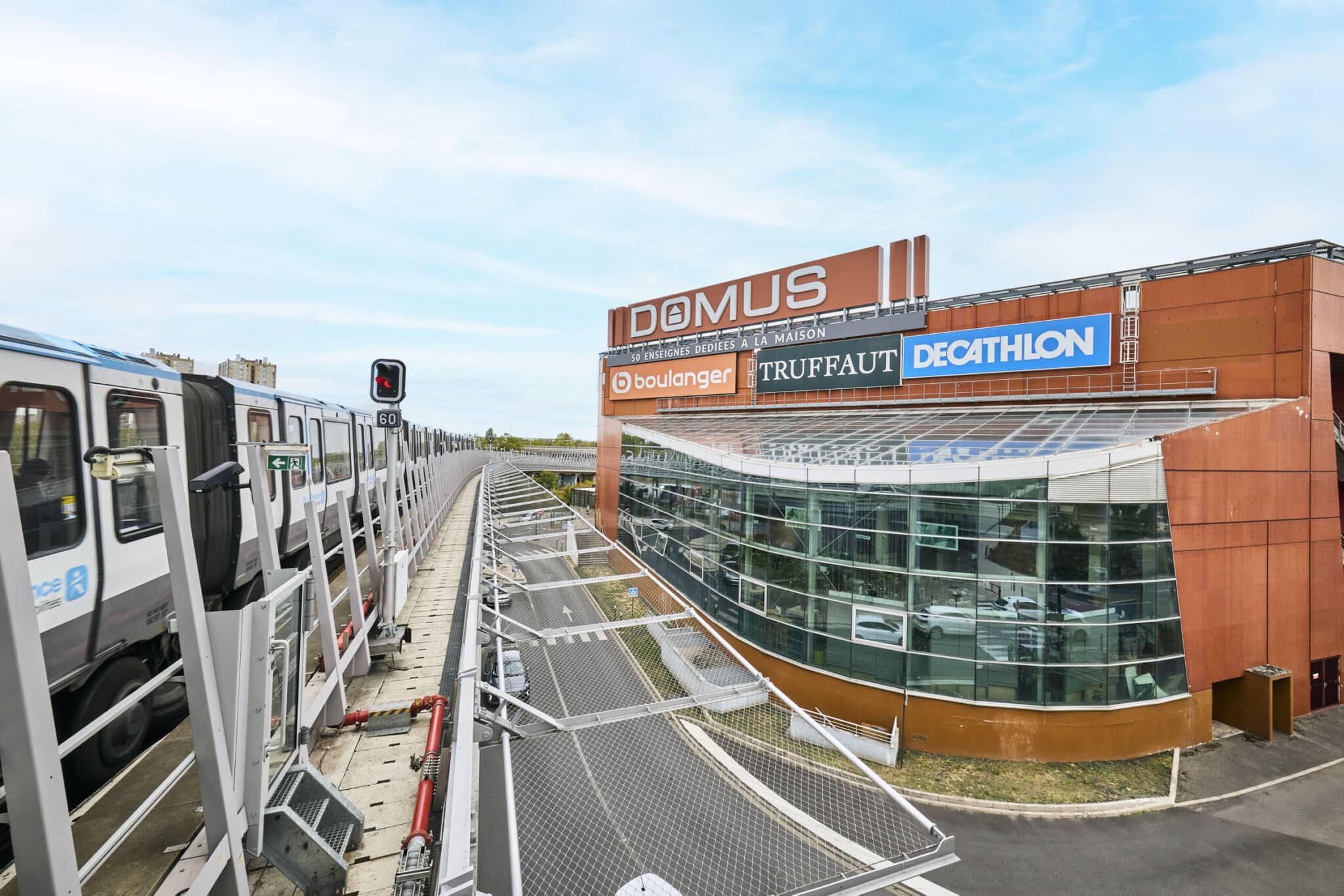 Façade du centre commercial Domus à Rosny-sous-Bois, avec la ligne 11 du métro qui passe à proximité