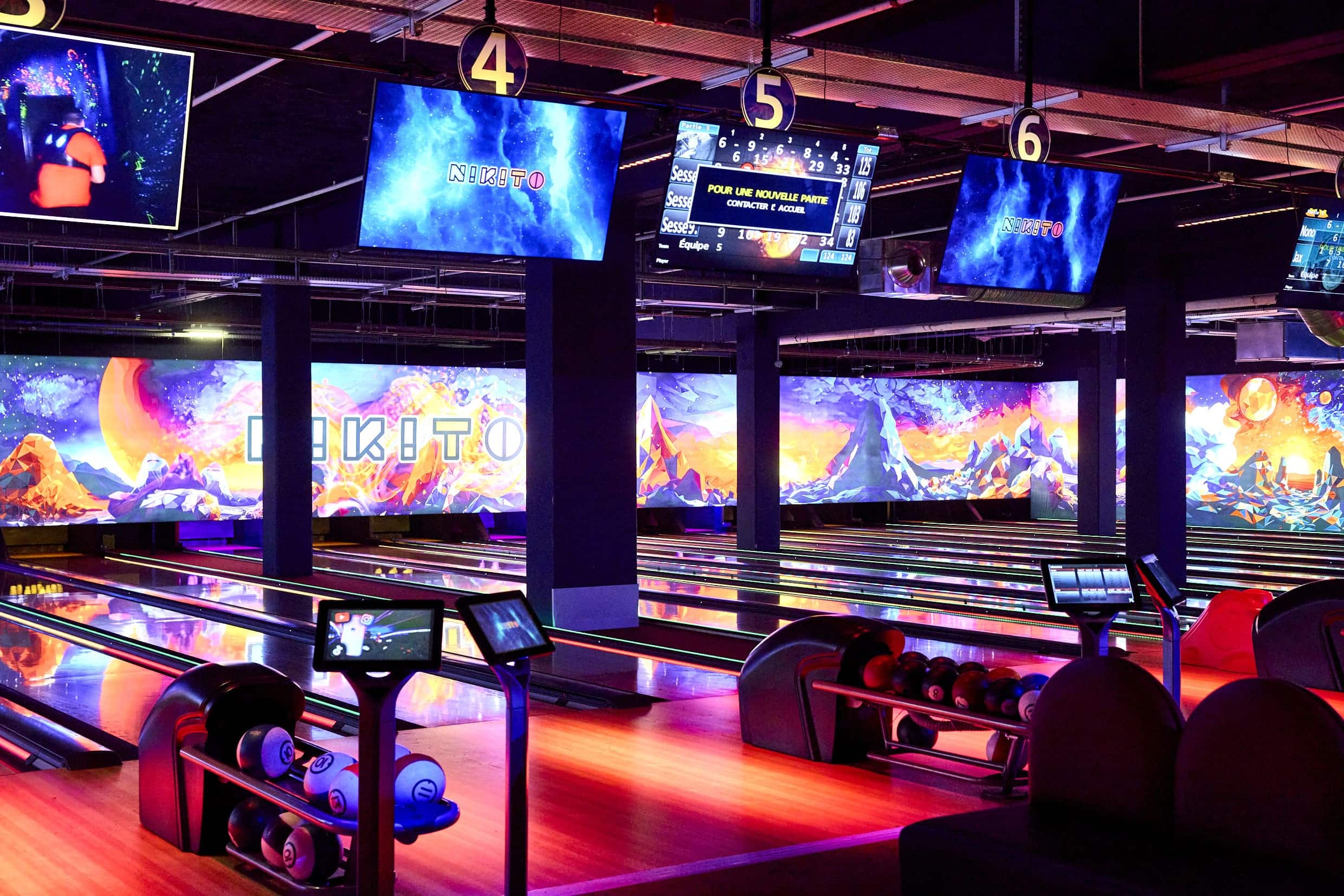 Pistes de bowling du complexe de loisirs du centre commercial Domus