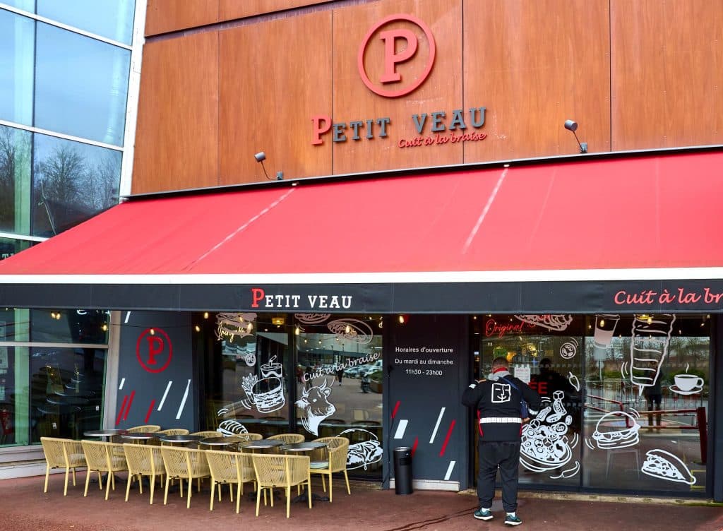 Entrée restaurant petit veau centre commercial Domus