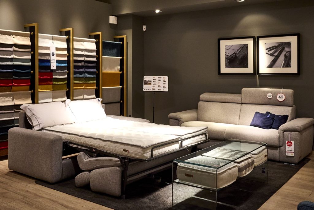 intérieur magasin Poltronesofa centre commercial Domus Paris