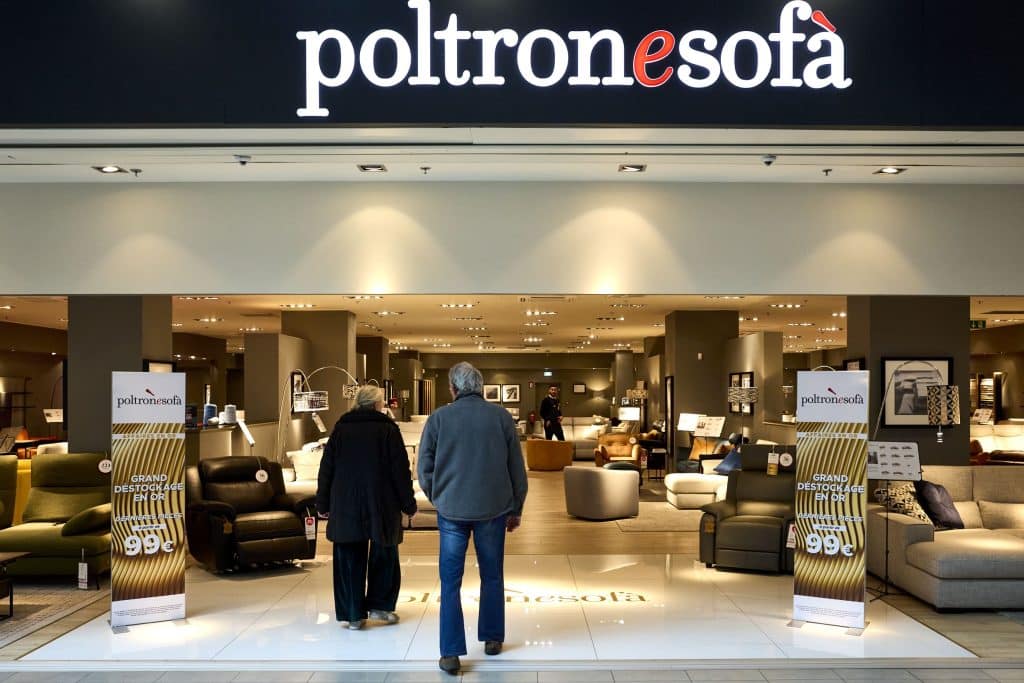 Entrée magasin Poltronesofa centre commercial Domus Paris