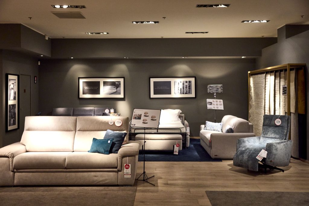 intérieur magasin Poltronesofa centre commercial Domus Paris