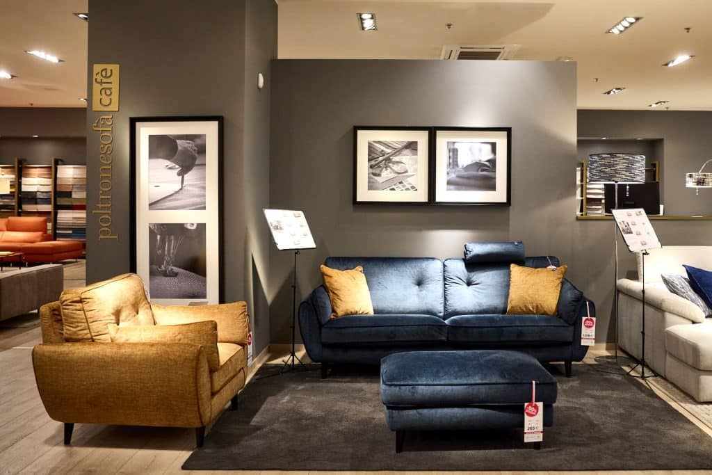 intérieur magasin Poltronesofa centre commercial Domus Paris