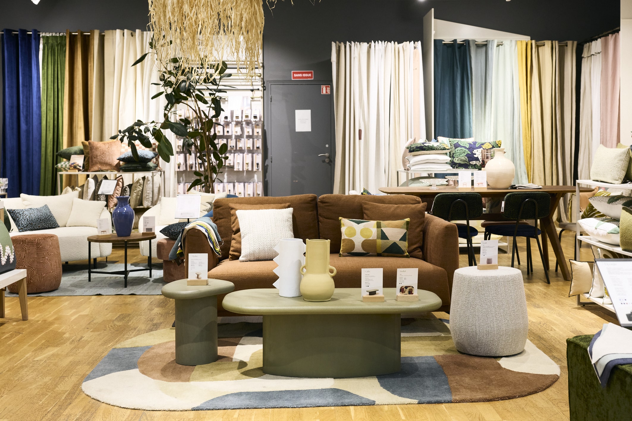 Rideaux et textiles de décoration présentés dans une boutique du centre Domus à Rosny-sous-Bois