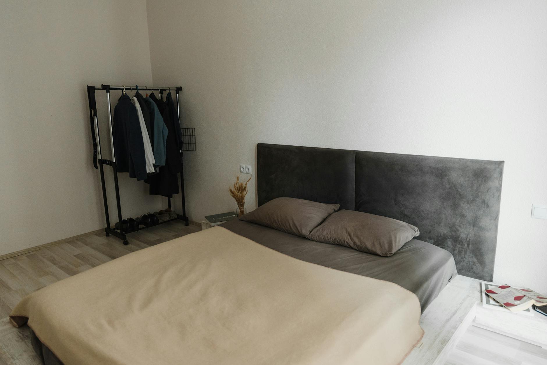 Chambre cosy en tons neutres avec tête de lit en velours, tendance déco cocooning