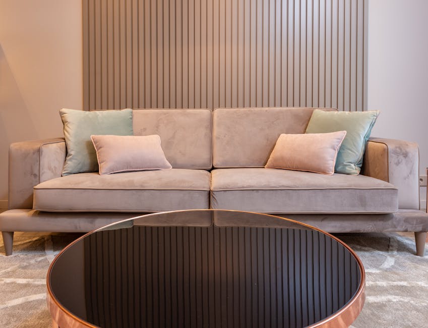 Salon tendance déco 2026 : canapé en velours, tons neutres et table en laiton