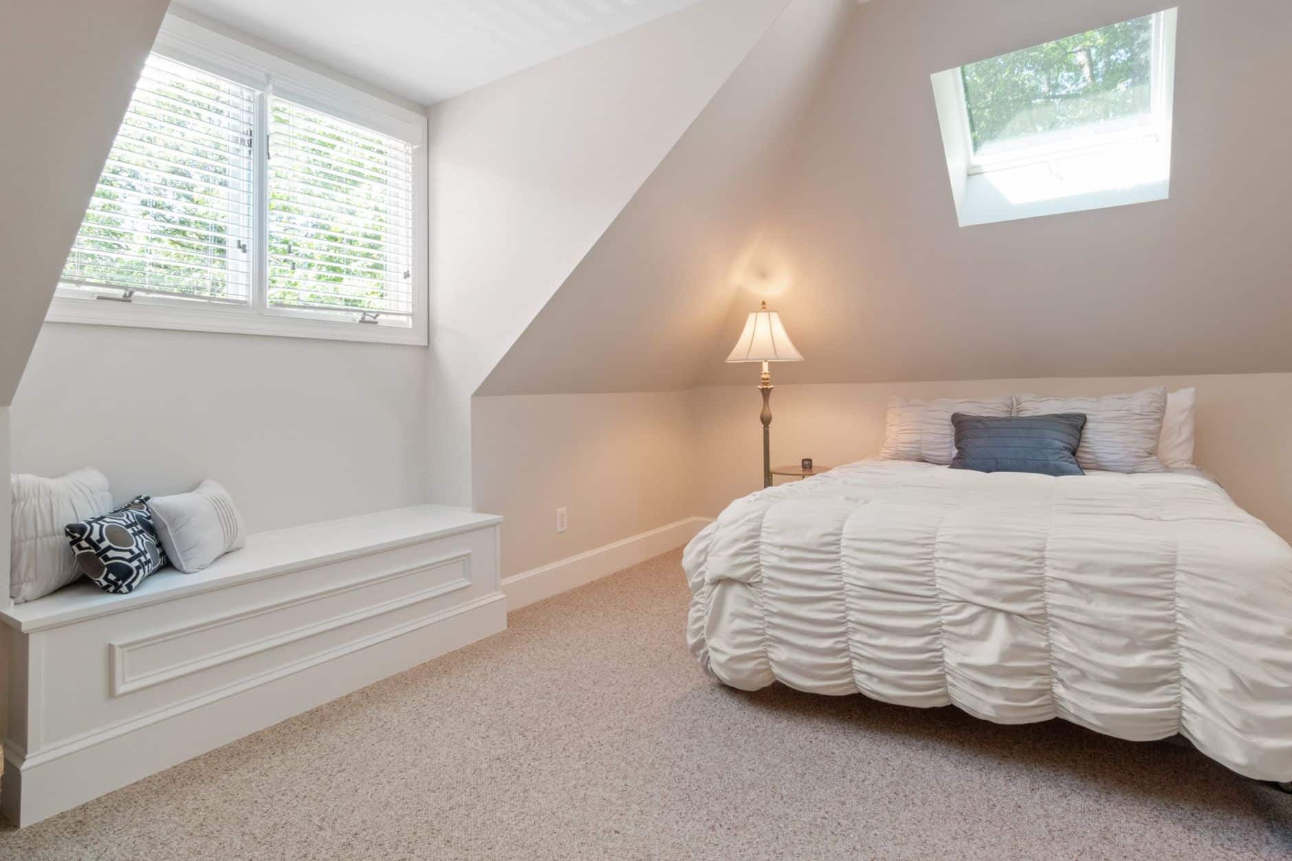 Petite chambre mansardée cosy avec rangements malins et lumière douce