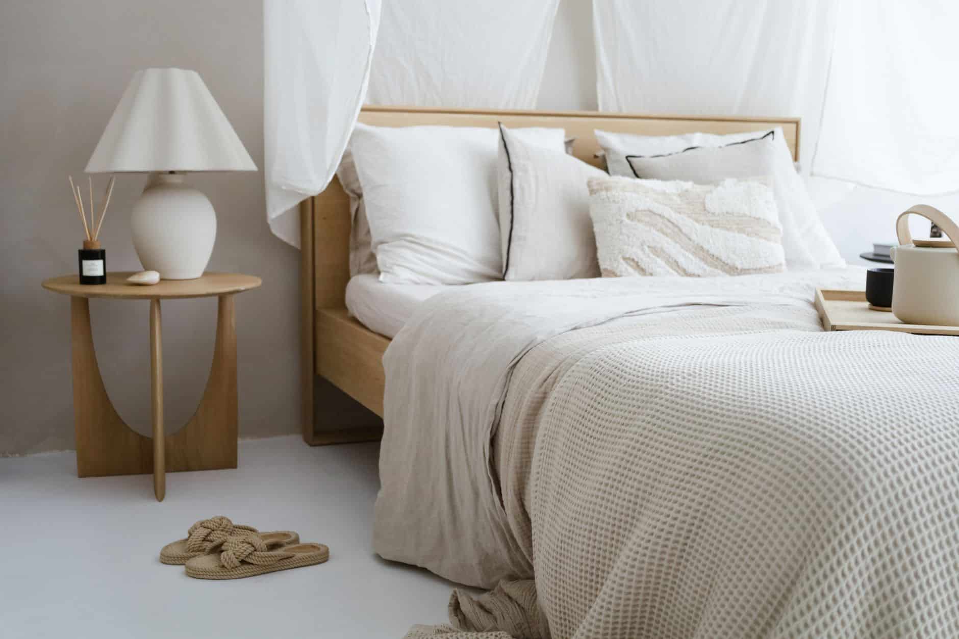 Chambre aux teintes neutres avec linge de lit en lin, ambiance cocon reposant