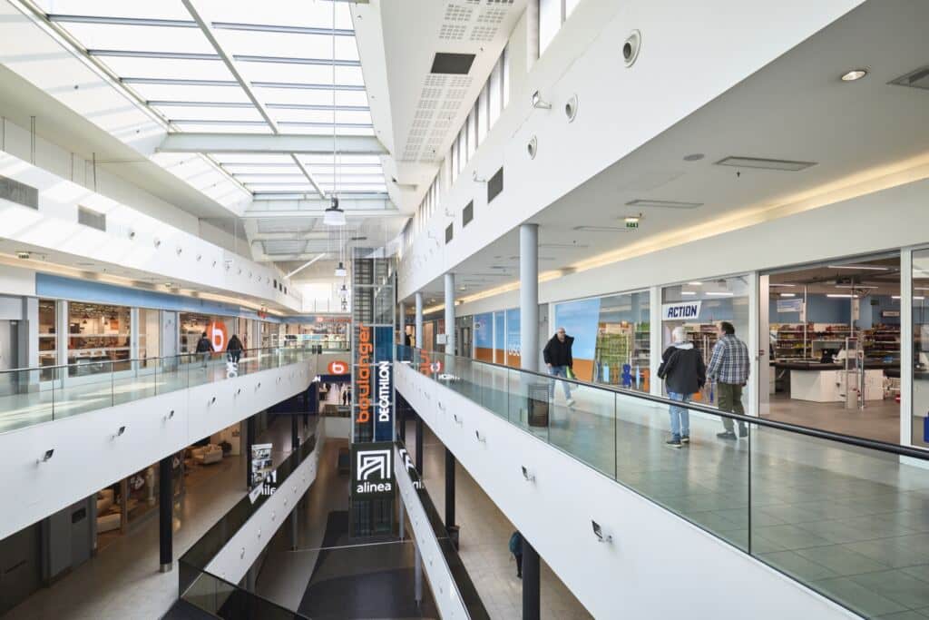 Galerie du centre commercial Domus à Rosny-sous-Bois avec ses magasins de déco et de mobilier