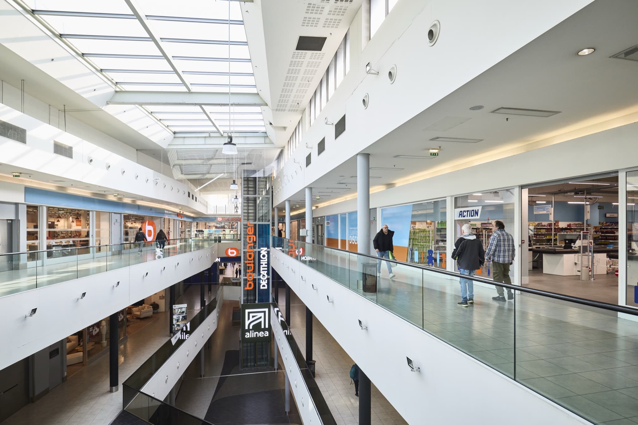 Galerie du centre commercial Domus à Rosny-sous-Bois avec ses magasins de déco et de mobilier