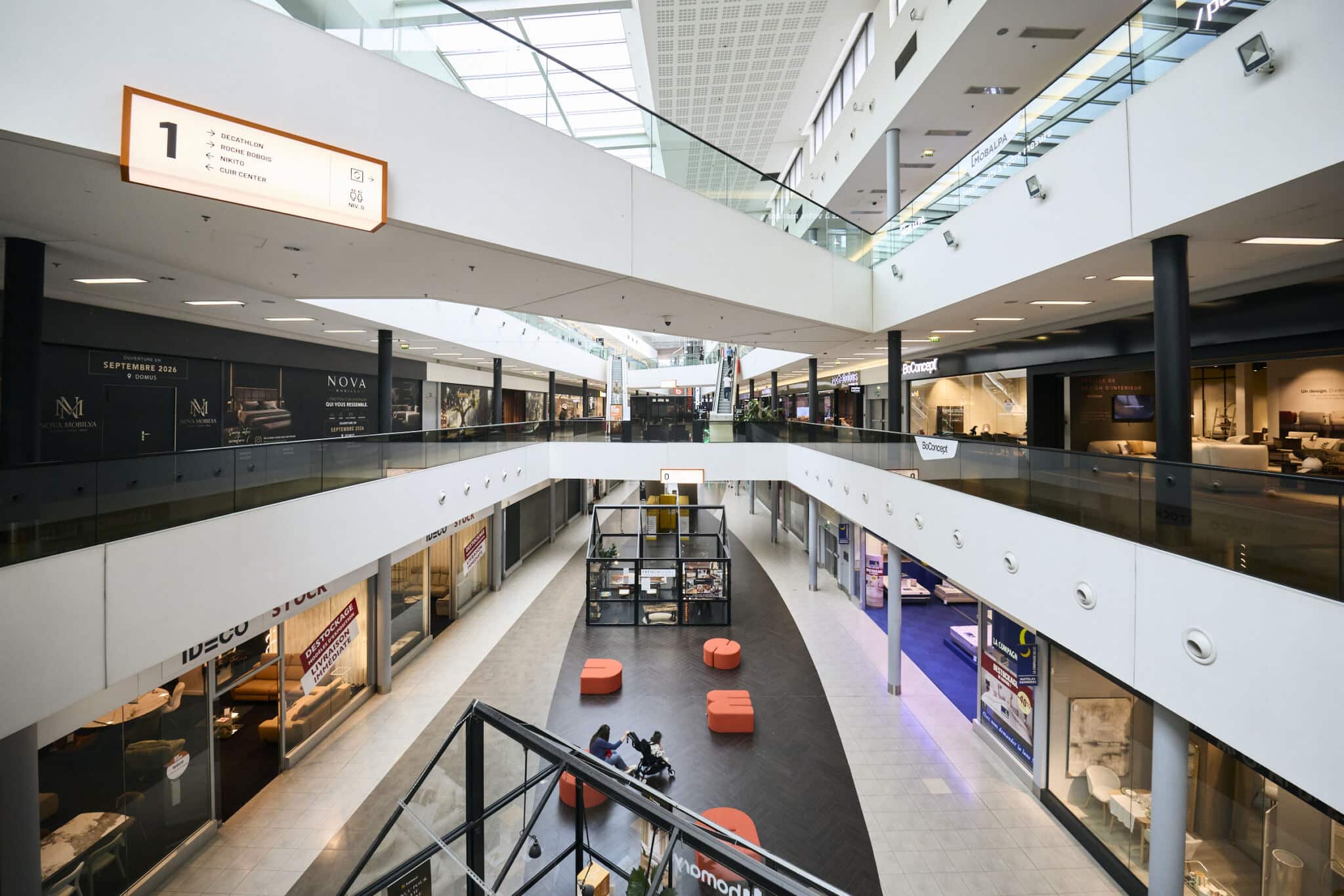 Galerie intérieure du centre commercial Domus à Rosny-sous-Bois, sur plusieurs niveaux